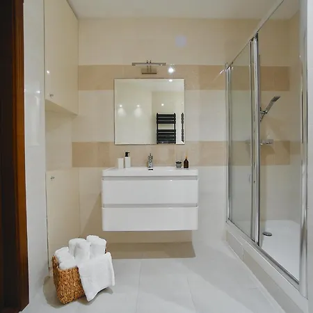 Centre 2 Bedroom Business *